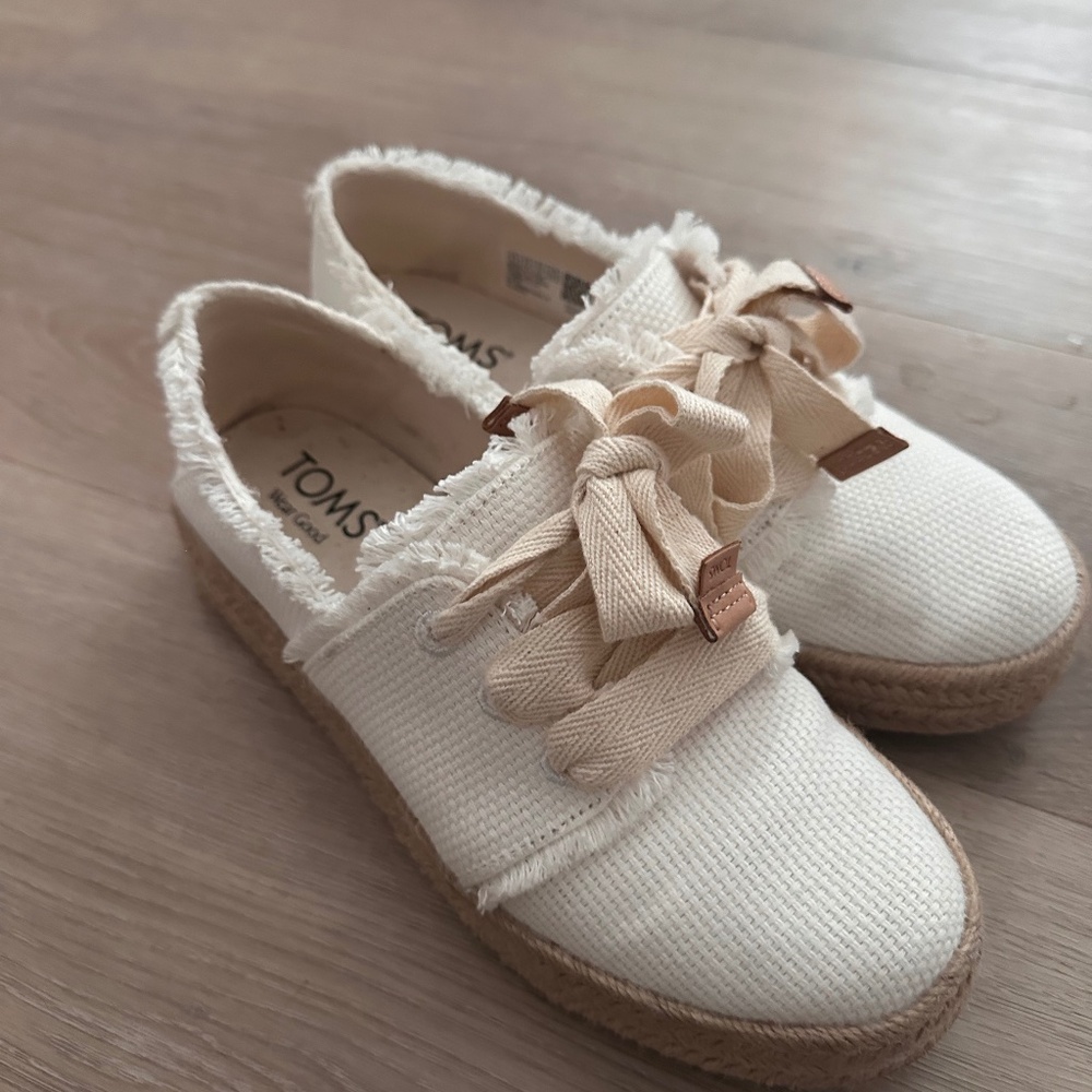 Tom’s espadrilles with lace